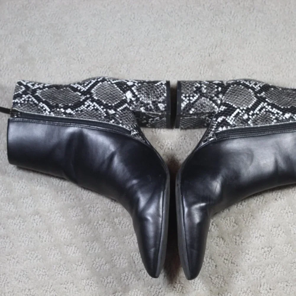 Nine West Size 8M Black and White Snakeskin Printed 2.5" Block Heels - Picture 3 of 7